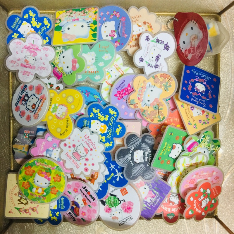 一盒Hello Kitty &amp; 哆啦A夢收藏 （不含盒子）