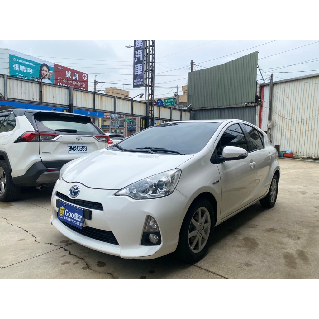 2013 Prius C 油電車 FB搜尋：『小牛嚴選中古車』店內百輛車款，讓你慢慢挑選！！