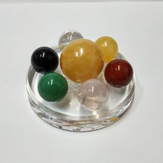 天然五行水晶球七星盤，付壓克力盤，主珠黃玉球2.5cm+付珠2cm，東菱玉，黑曜，黃玉，粉晶，紅瑪瑙，白水晶，一組