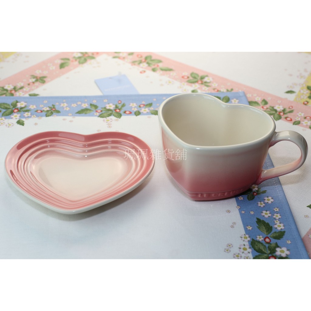 【珮珮雜貨舖】全新《LE CREUSET》陶瓷愛心型馬克杯盤組 (1杯+1盤) 粉樹莓/櫻桃紅/牛奶粉 三色可選