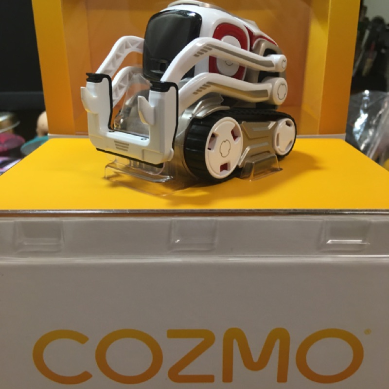 Anki cozmo（Takara tomy)機器人。機械車。人工智慧。玩具。模型。程式設計。語音。人臉辨識。手機app