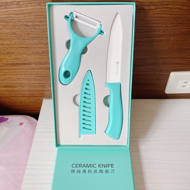 全新愛佳寶 時尚高科技陶瓷刀三件組（刀+刀套+刨刀）
