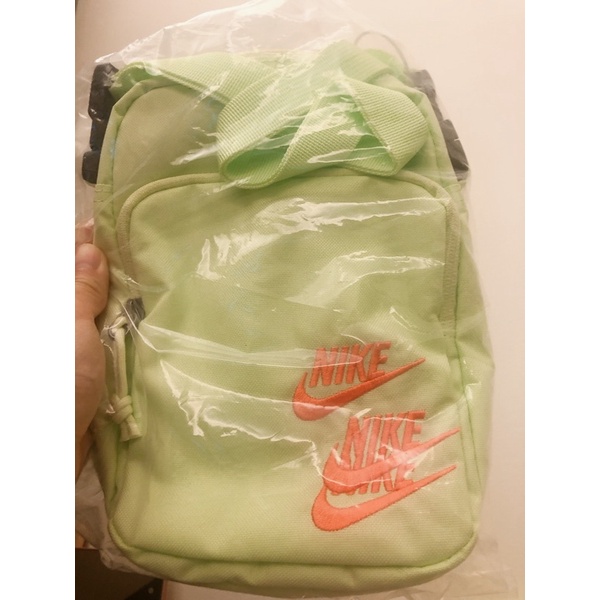 ⭐️ NIKE Worldtour 經典 世界 刺繡 字勾 基本款 側背包 包包（綠色）