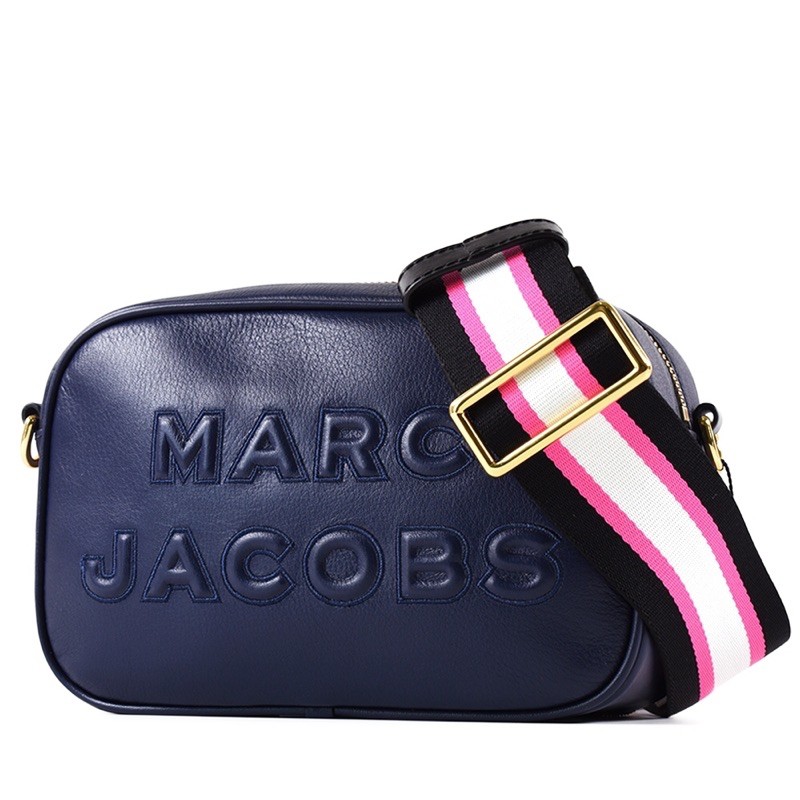 《MARC JACOBS》全新浮雕LOGO牛皮寬背帶相機包-靛藍