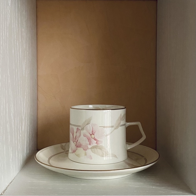 【現貨】日本 鳴海 NARUMI 粉紅花米白 HELIOS 骨瓷咖啡杯（1杯1盤）