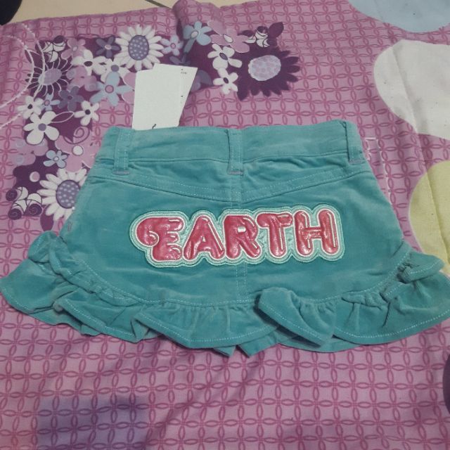 🤣全新 (EM)日本人氣品牌 EARTH MAGIC 絨布款QQ愛心字母 荷葉滾邊 短裙110CM 內有短褲