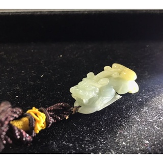 【如玉石專賣】貔貅吊飾 翡翠(A貨)花件 花雕 淡綠+褐黃 招財避邪小物 附保證書及精美禮盒！！！