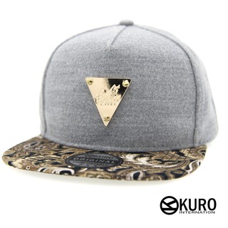 KURO-SHOP潮流新風格-灰色毛料、變形蟲圖案帽沿 金色三角牌 棒球帽 板帽