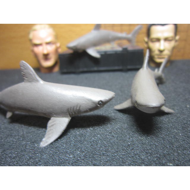 570Z4娃娃部門 1/24褐灰色小鯊魚模型一隻 mini模型