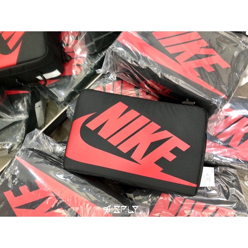 【Fashion SPLY】Nike SHOE BOX BAG 黑紅 AJ1鞋盒樣式 附背帶 球鞋袋DA7337-010