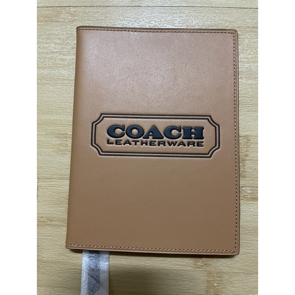 全新～Coach 徽章皮革記事本/筆記本（馬鞍色/駝色）