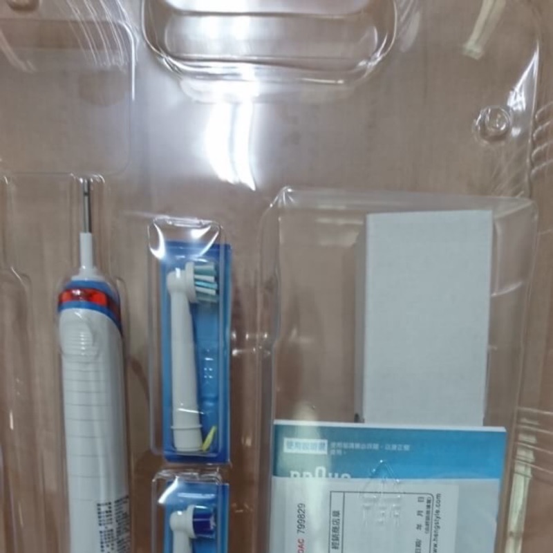 好市多 德國百靈Oral-B-三段式3D電動牙刷超值組(藍)1支內含2支刷頭 賣1800元