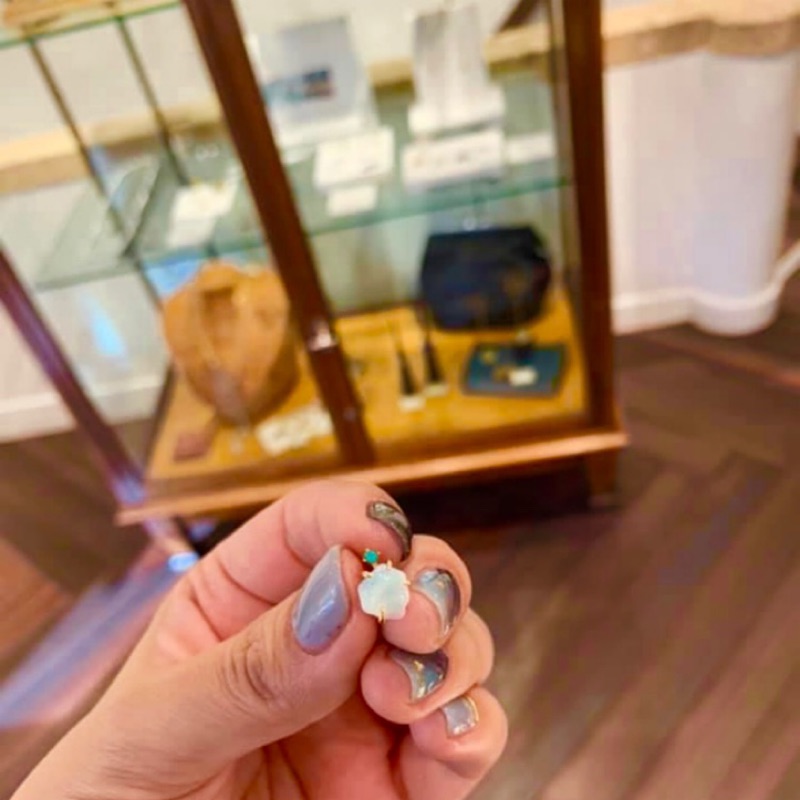 日本輕珠寶Agete  獨一無二（肥後橋）三爪手工製作限定18K金 蛋白石➕土耳其原石耳針