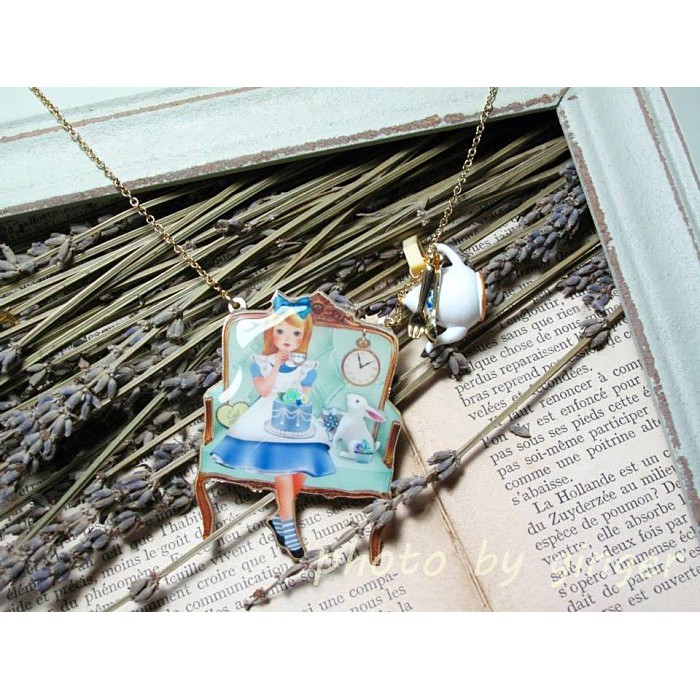 【ginger】Les Nereides N2 (現貨)金屬平面愛麗絲與兔子在沙發鑲茶壺綴飾項鍊