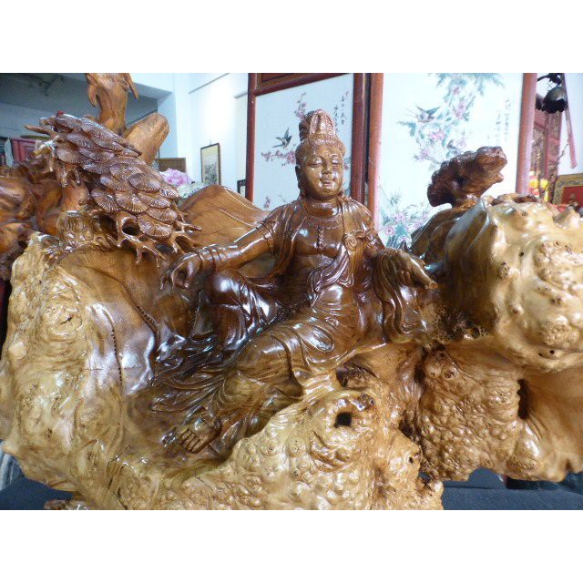 投資收藏級 ~緬甸國寶樹種~黃金樟樹瘤雕 持瓶自在觀音 大組面寬75*高56cm 一尊特價:39000元!
