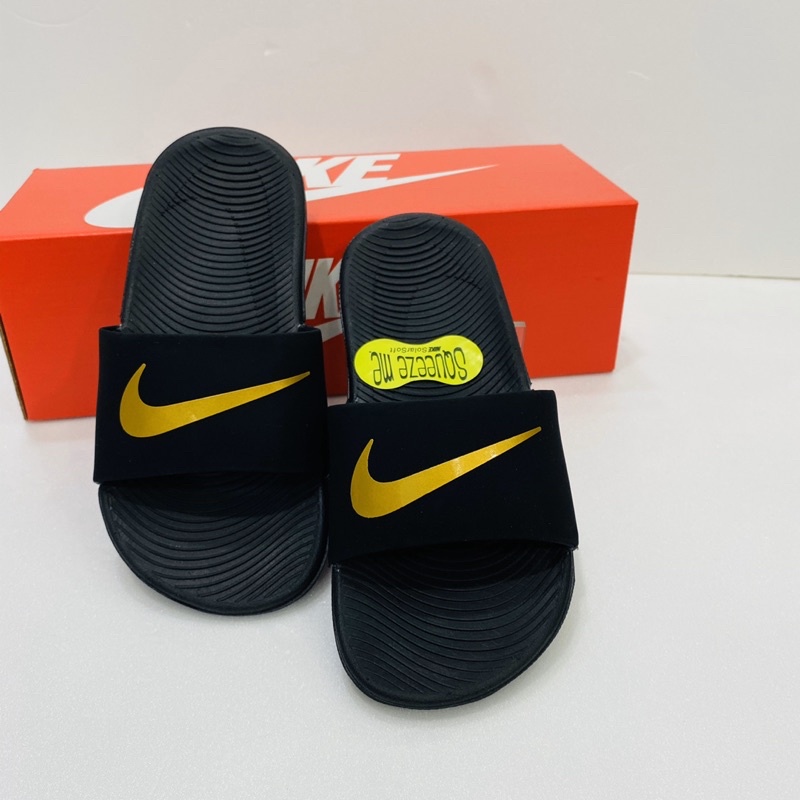 💯公司貨✨NIKE【兒童拖鞋】KAWA SLIDE(GS/PS) 運動拖鞋 型號 819352-003 黑/金logo