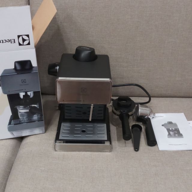 【Electrolux 伊萊克斯】義式咖啡機(EES1504K) 近全新，可面交檢查