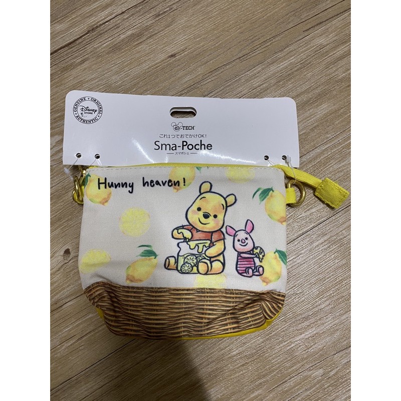 《日本迪士尼》正貨 維尼 Winnie the Pooh 多功能 可滑手機  背袋 便宜賣 可背 可當聖誕交換禮物
