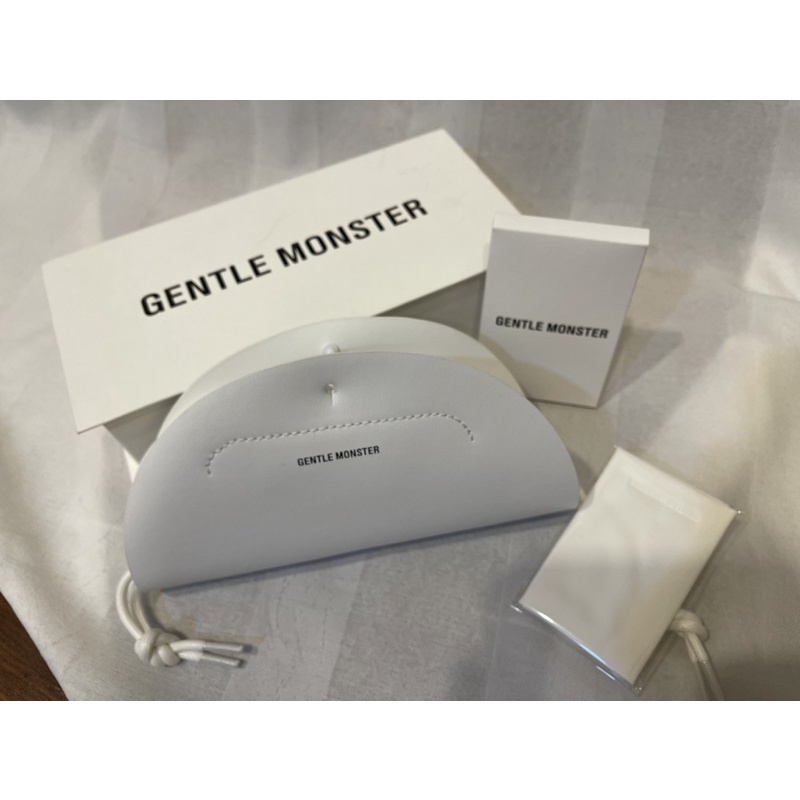 Gentle Monster 台灣旗艦店正櫃配備皮革眼鏡盒（附硬板紙盒、原廠眼鏡布）