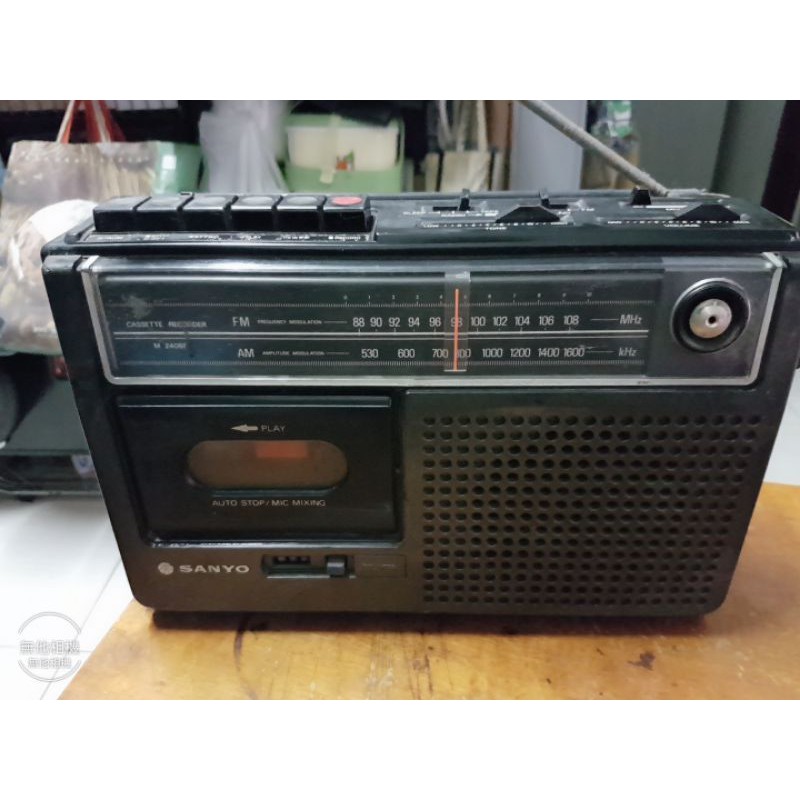 二手老玩意古董（不過電。無線材）sanyo m2408f錄音機收音機（有磨損掉漆。手指比處有缺角）