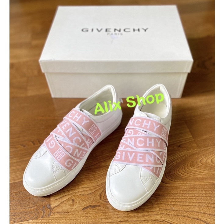 Givenchy 粉紅交叉繃帶、織帶 Logo 女成人款、休閒好搭配無鞋帶設計 小白鞋。