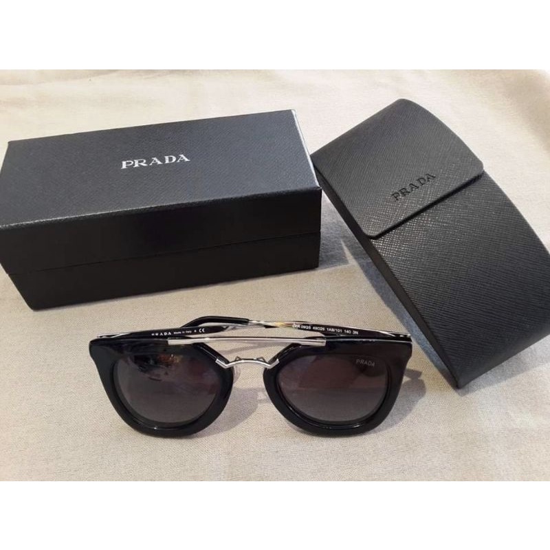 真品Prada Thick Frame Sunglasses 經典黑色太陽眼鏡，只戴過2次，二手超新墨鏡