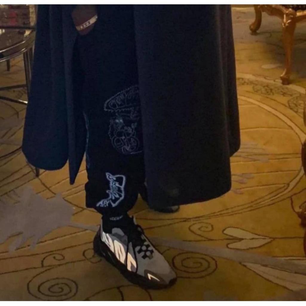 yeezy 700 mnvn black