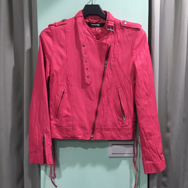 微風二館買的專櫃皮衣，粉紅色，全智賢來自星星的你也有這種風格的，原價快兩萬，先特價賠售給有緣人