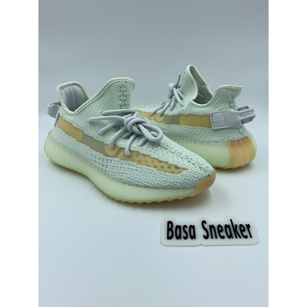 Update Adidas Yeezy Boost 350 V2 Hyperspace on foot