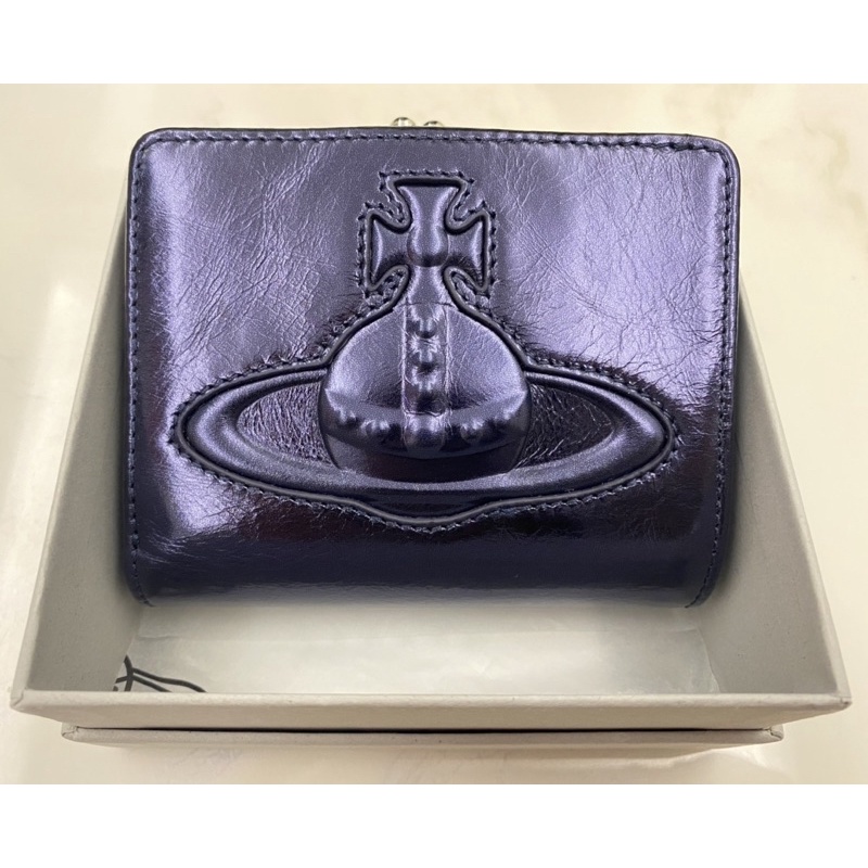 全新限定款~Vivienne Westwood經典LOGO壓紋亮面皮革兩折短夾(神秘紫)~售價9000元