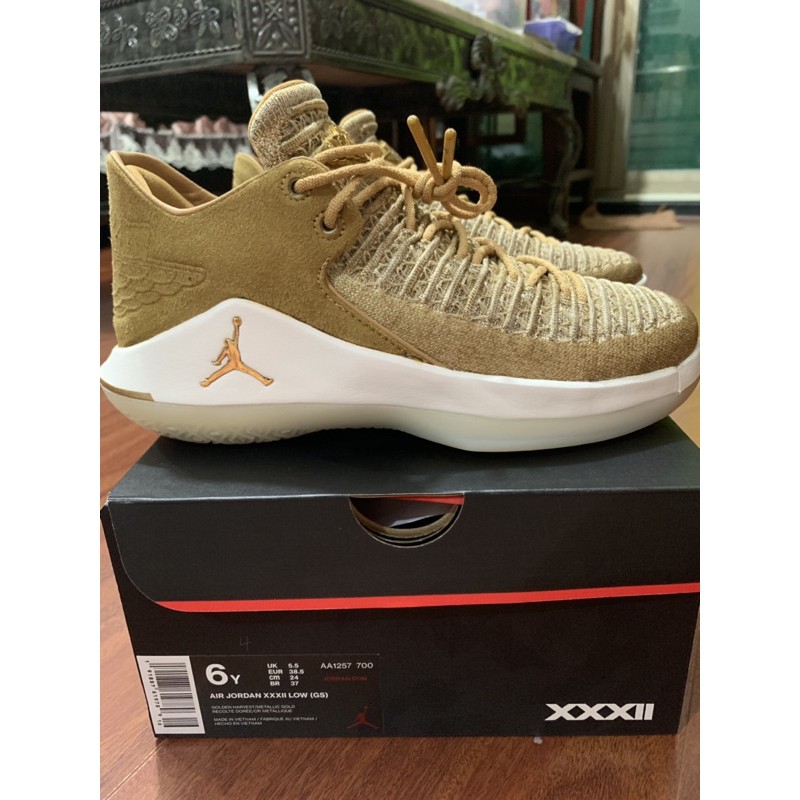 售全新正品✨AIR JORDAN XXXII LOW (GS) 女鞋 編織小麥金 AA1257-700