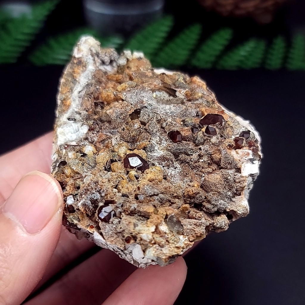 13芬達石 Spessartine 石榴石長石共生煙晶玻璃蛋白石原礦 桌上小擺件