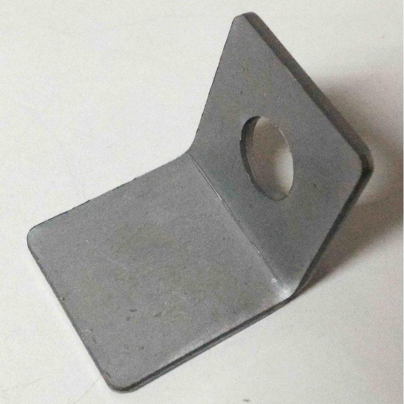 沖壓製造加工 2mm 厚 鐵片 50*25mm (打孔10.1mm,折彎夾角104度)