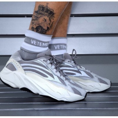adidas yeezy 700 v2 price
