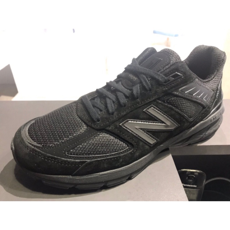 new balance 990v5 triple black