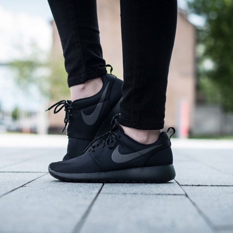 all black nike roche