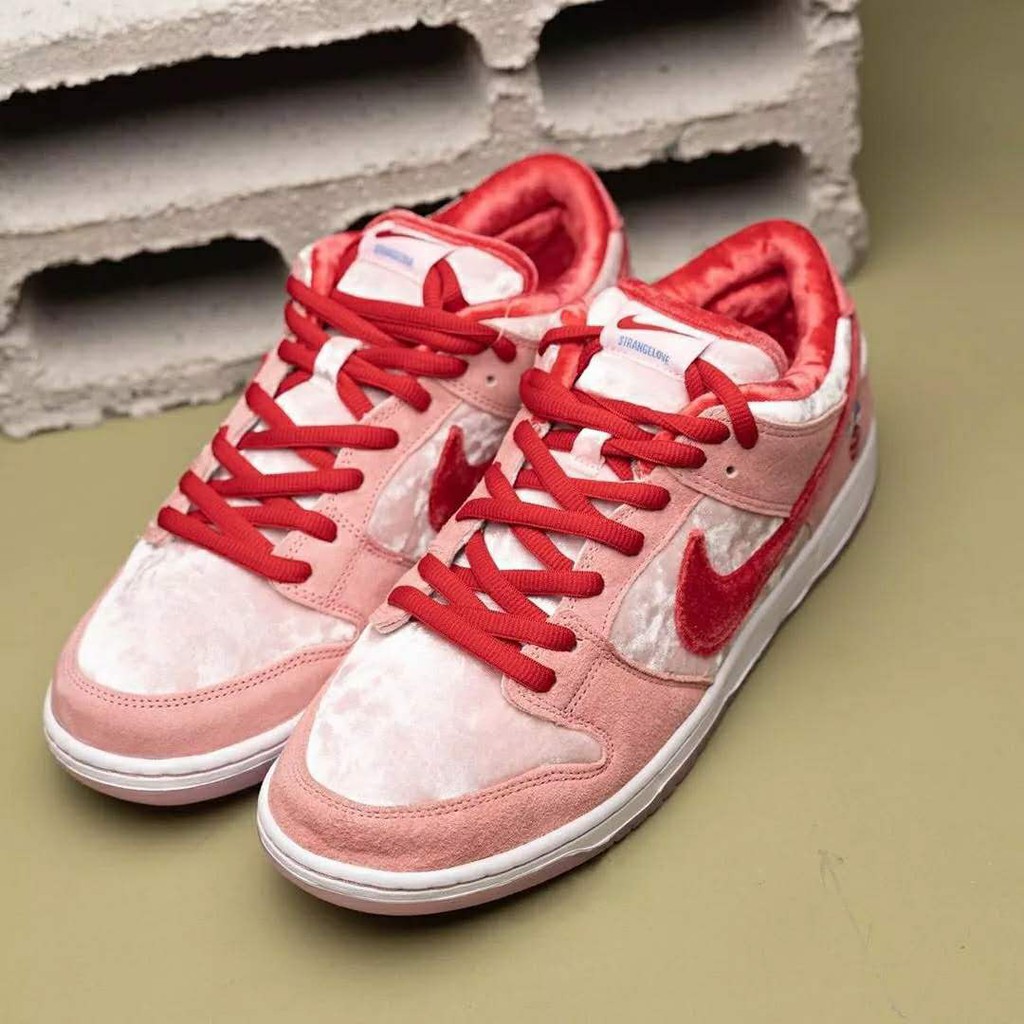 sb dunks strange love