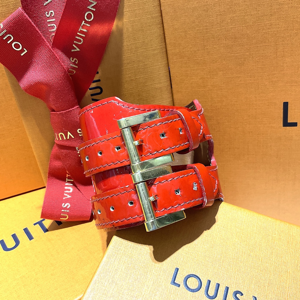 二手旗艦 LOUIS VUITTON LV 紅色 漆皮 壓紋 雙皮帶釦 手環(公益店)12804