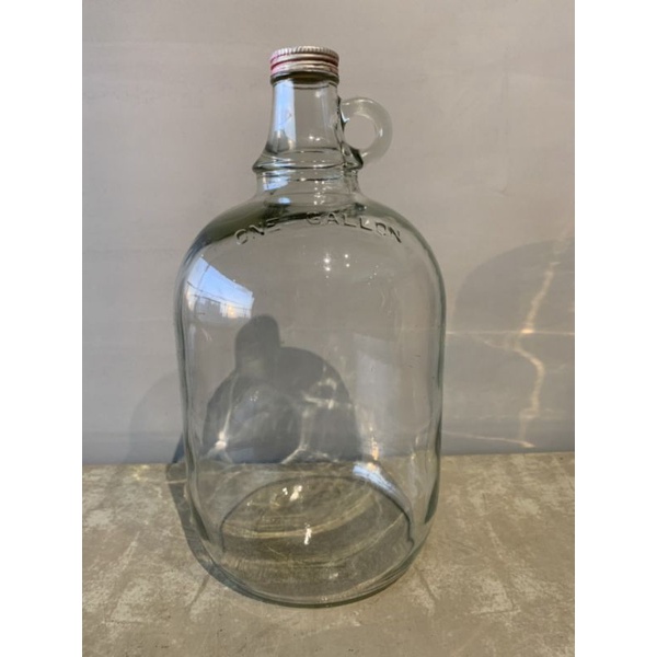 ［老東西］早期國外玻璃瓶，容量約4.5公升，完整無缺，保存乾淨，蓋口緊實（旋蓋）。高約31公分，直徑約15公分
