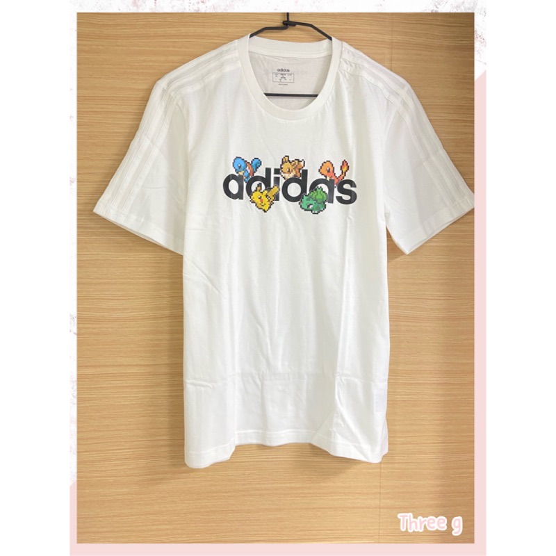 ◩ Three g ◪ 75折 ADIDAS POKEMON 短袖 神奇寶貝 寶可夢 畫素 短T 男 白色 FM6030