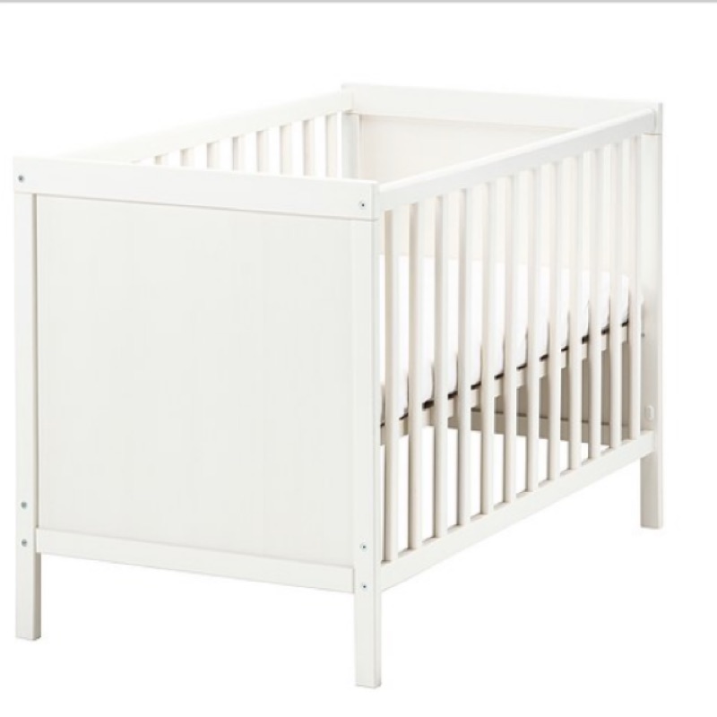 IKEA SUNDVIK 嬰兒床組，含VYSSA VACKERT 床墊，及兩組床欄防護墊