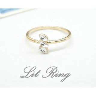 【Lit Ring】金色鑲水鑽細圈戒指。精緻 古典 氣質 斜紋 鑲嵌 透明 閃亮 馬眼型 線戒 水鑽 細戒指 飾品 首飾