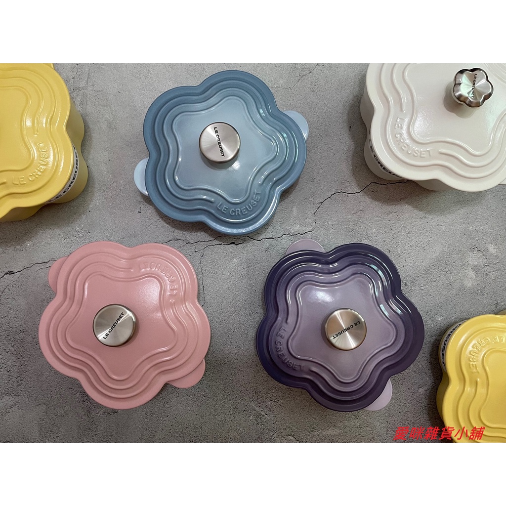 【愛咪雜貨小舖】全新Le Creuset 山茶花鍋 花形鑄鐵鍋 淺燉飯鍋 霧面花鍋 花鍋 湯鍋 20cm 甜心粉 棉花白