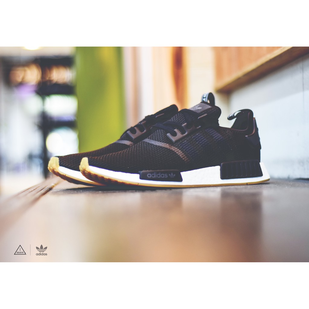 ISNEAKERS ADIDAS ORIGINALS NMD R1 BOOST 黑白 網布 休閒鞋 男女鞋 B42200