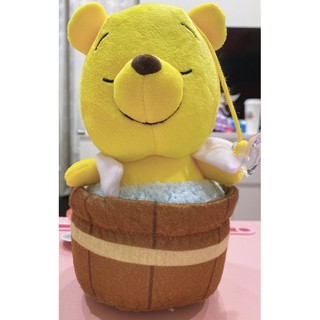 《新品上架》《2020限量版》全新正版迪士尼（限量維尼泡澡系列版）娃娃/抱枕（附原廠雷標）（附吸盤吊繩）。