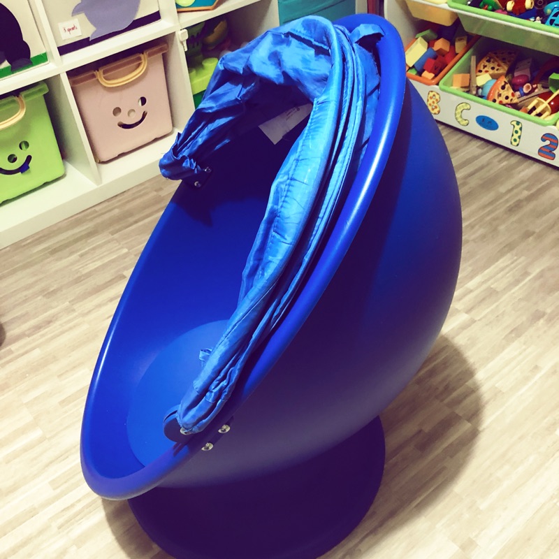 （自取)IKEA藍色旋轉扶手椅 讓空間繞著你走！孩子可以設定速度，慢慢旋轉放鬆或快速旋轉；放下蓋子，就是舒適的隱密空間
