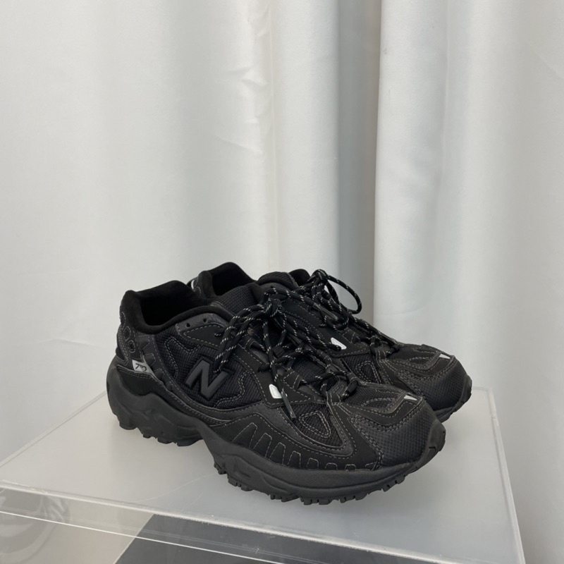 New Balance 703 黑色跑鞋