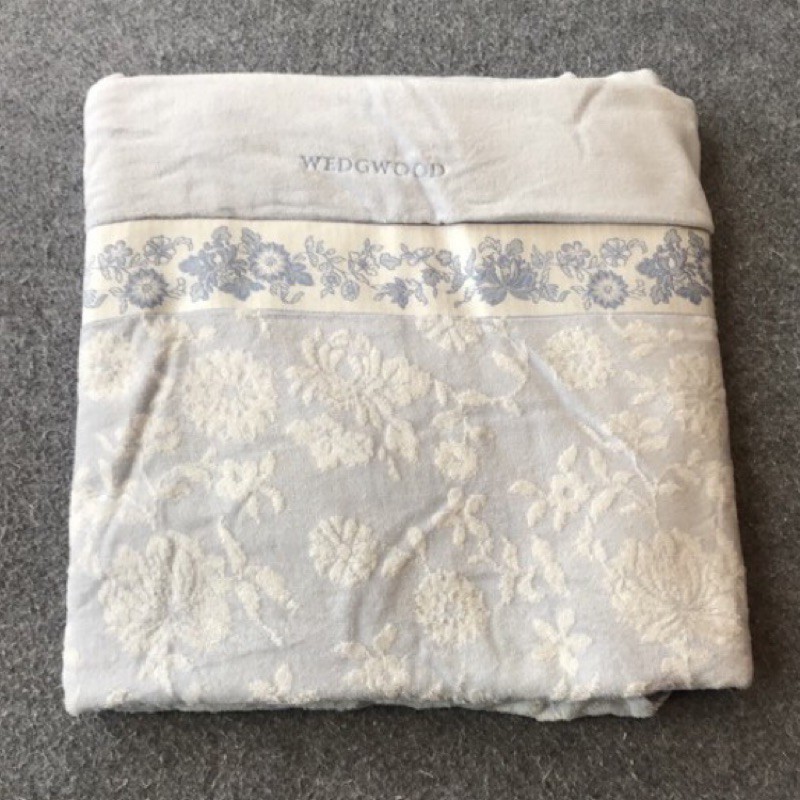 日本《WEDGWOOD》藍花刺繡浮雕無捻紗毛巾被。長寬約140x190。手感柔軟舒適。適合冷氣房、炎夏必備。