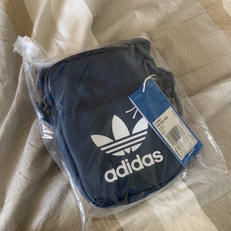 Adidas 藍色側背包