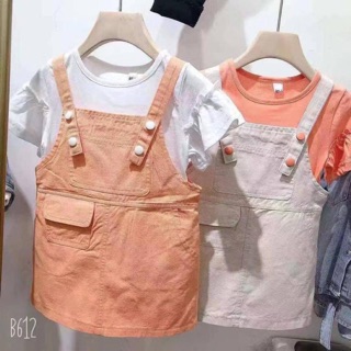 素tee+牛仔吊帶裙。（橘tee配白裙）